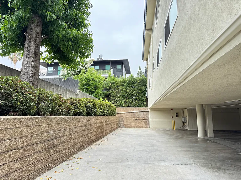 251 N Oakland Ave #D — Photo 10