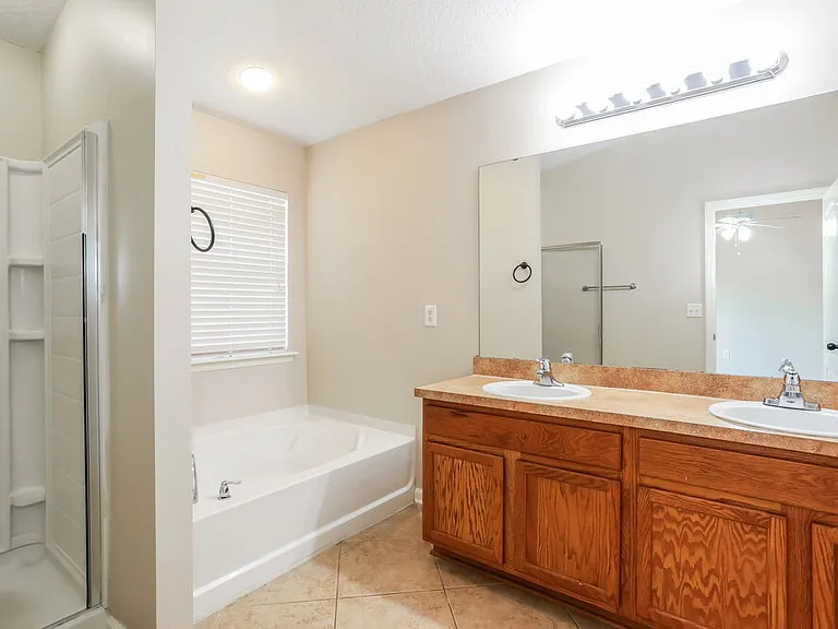 2732 Woodsdale Dr — Photo 12