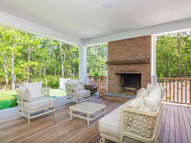 417 Edge Of Woods Rd — Photo 10