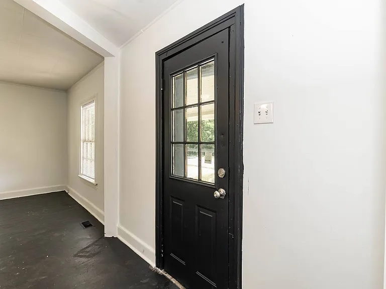 930 Elm St — Photo 9