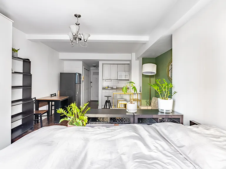 320 E 42nd St #1003 — Photo 16