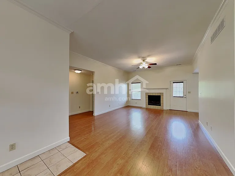 559 Prince Dr — Photo 6