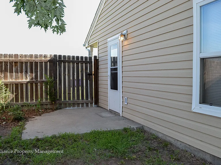 Brookmont Dr. 516-518 — Photo 8