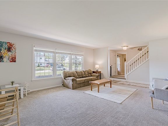 5th image of 136 Blue Hill Ln