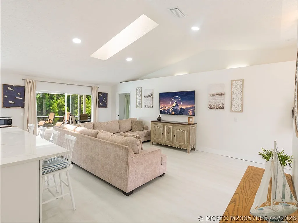 3 bed, 2.5 bath, 1718 sqft, $4,000 — Photo 4