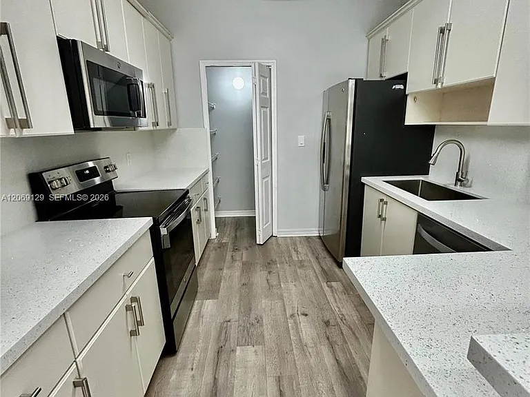 607 NE 35th Ave #607 — Photo 12