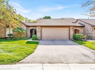 30720 Ivy Glen Ct, Franklin, MI 48025