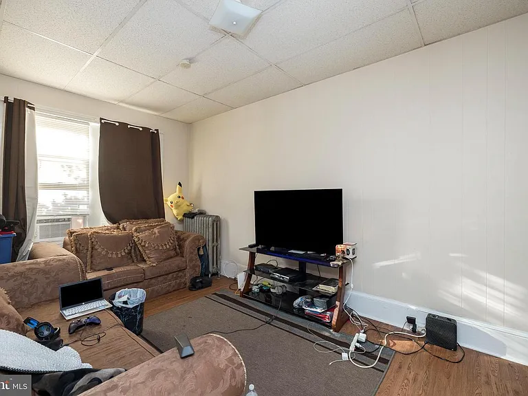 901 Queen St #4 — Photo 5