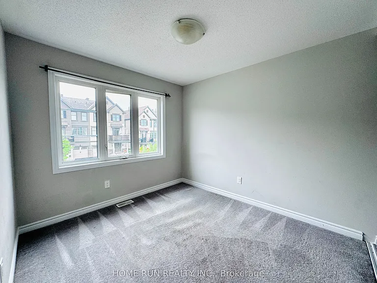 621 Lauraleaf Cres — Photo 17