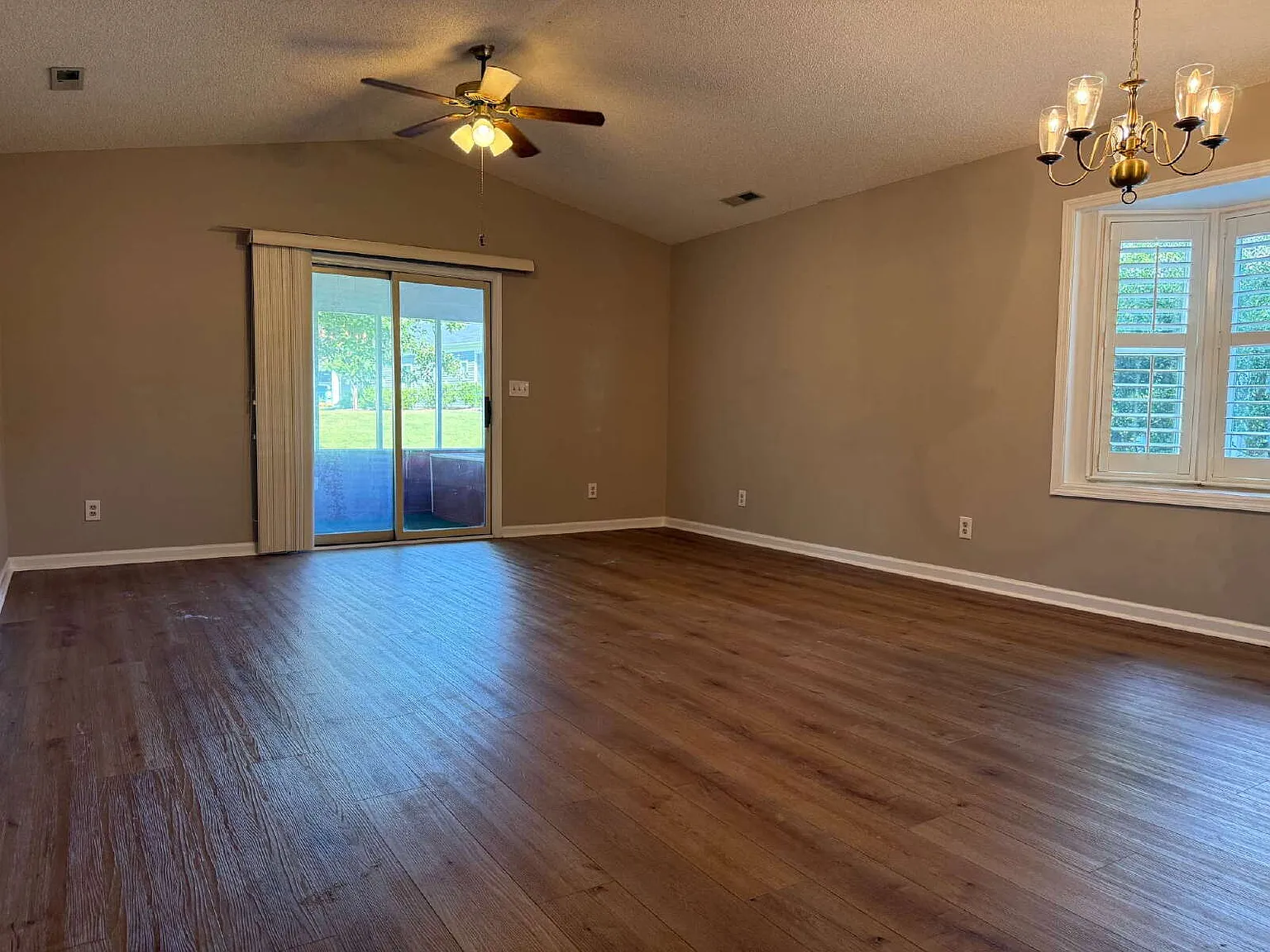 3 bed, 2.0 bath, 1700 sqft, $2,000 — Photo 2
