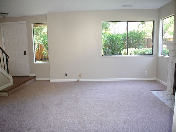 Living Room/Entry