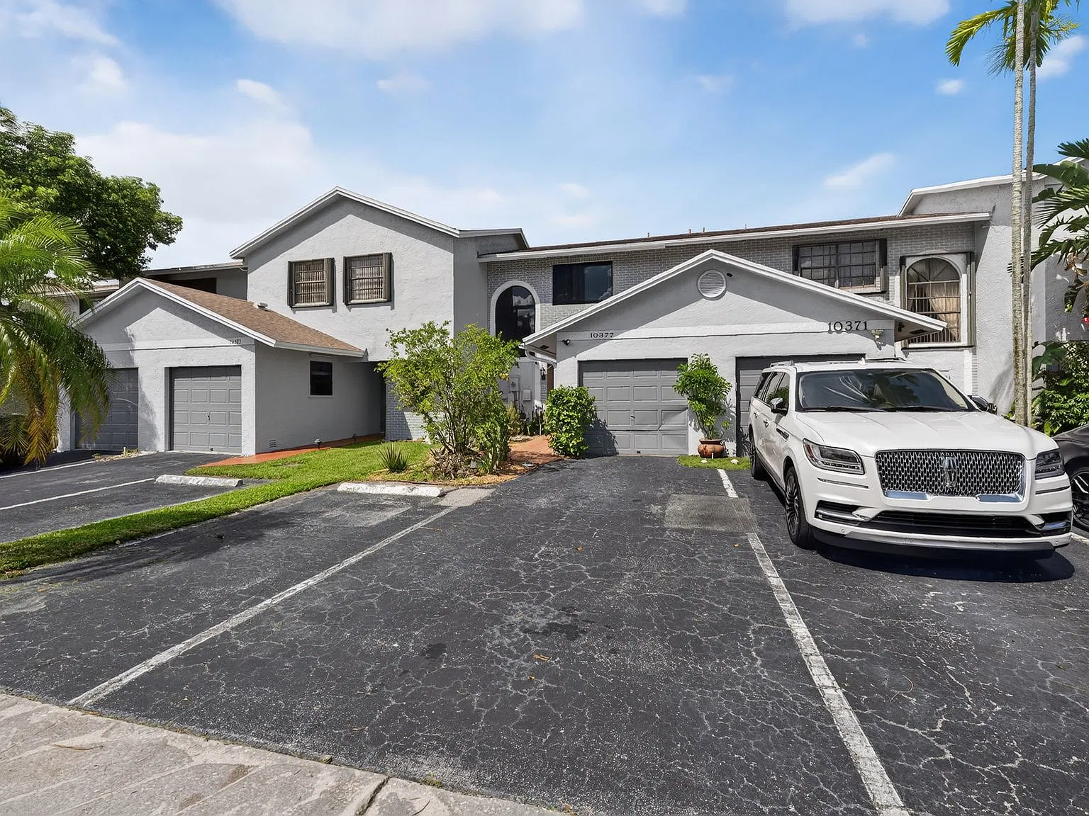 3 bed, 2.5 bath, 1223 sqft, $3,250 — Photo 3