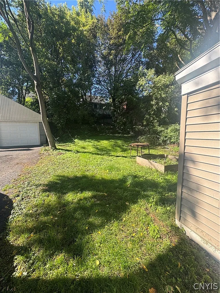 4 bed, 1.5 bath, 1644 sqft, $2,300 — Photo 2