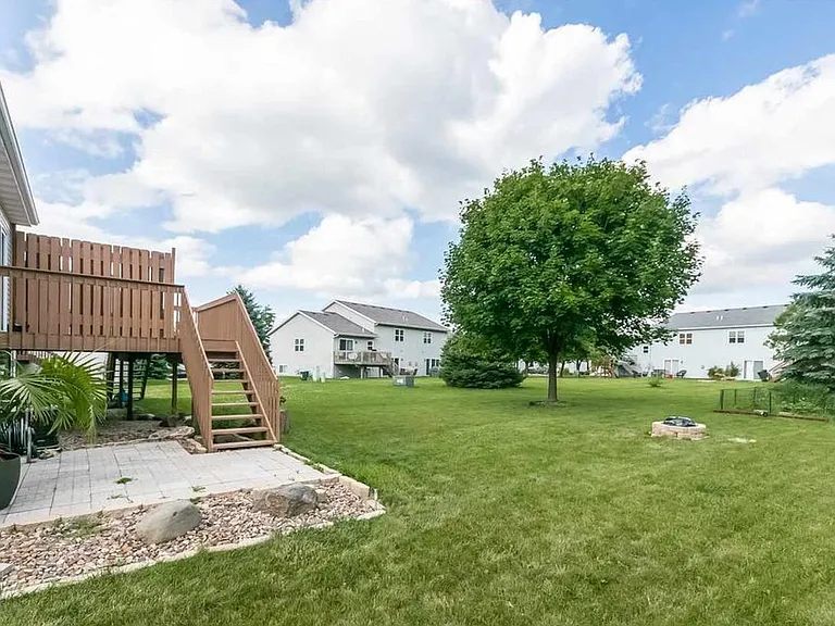 1087 N Pine St — Photo 16