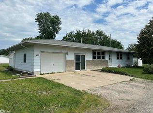 933 Marshall St, Wapello, IA 52653