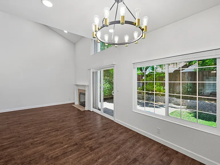1286 Crestpoint Dr — Photo 16
