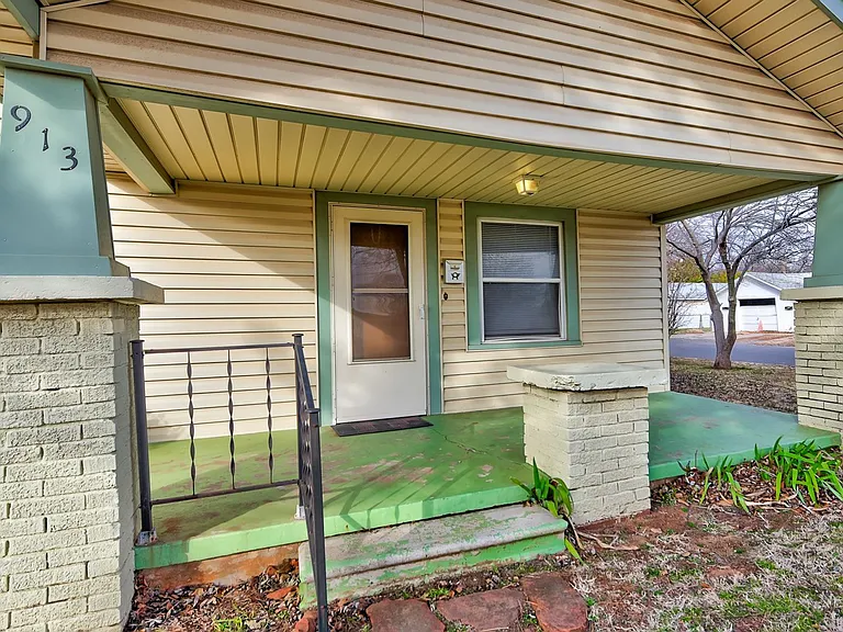 913 N Boulevard St — Photo 2