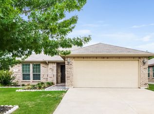 160 Spring Hollow Dr, Saginaw, TX 76131