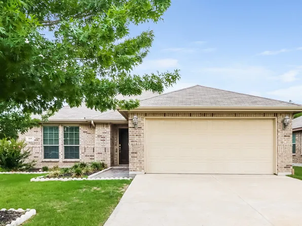160 Spring Hollow Dr, Saginaw, TX 76131