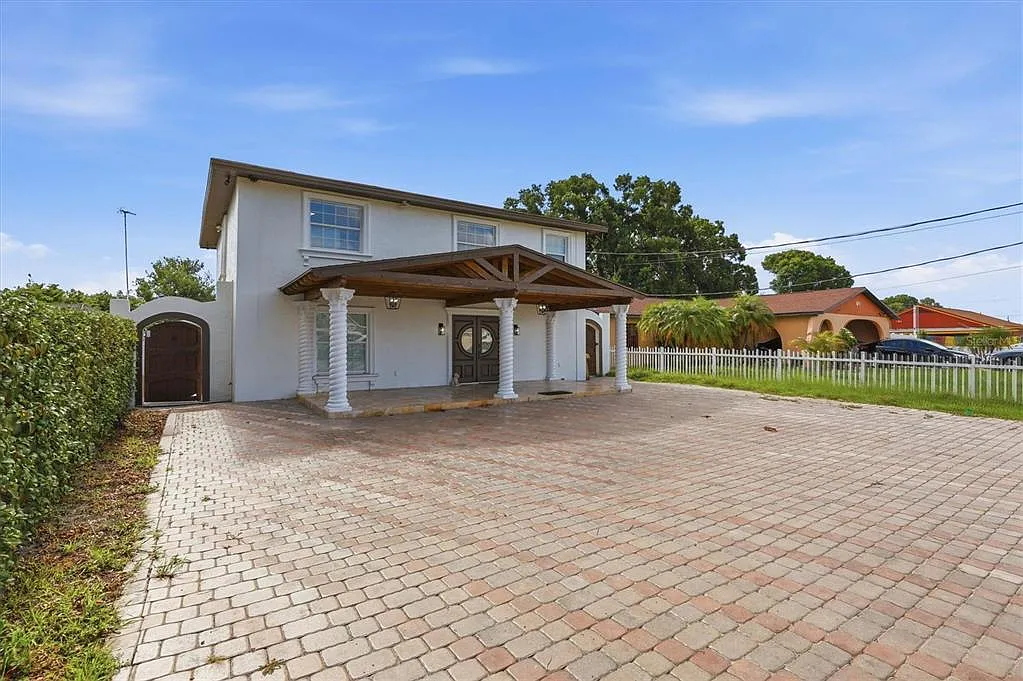 3 bed, 2.5 bath, 2000 sqft, $3,790 — Photo 3