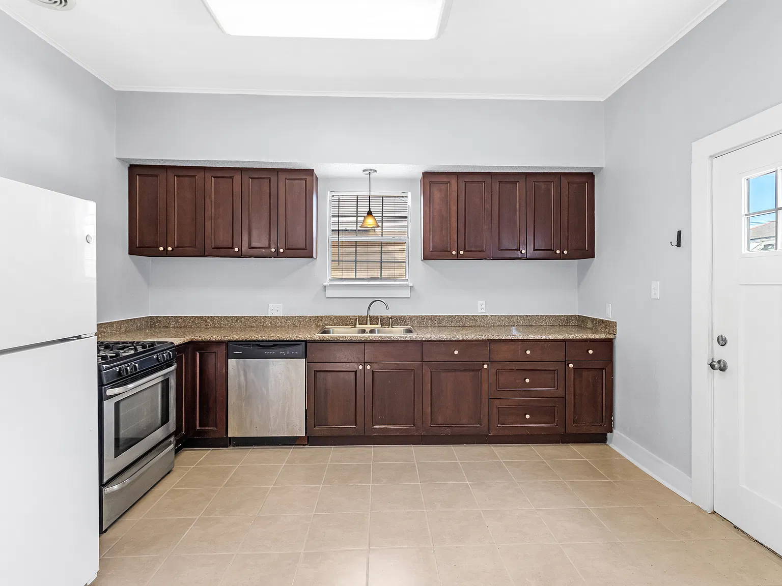 2 bed, 880 sqft, $1,875 — Photo 3
