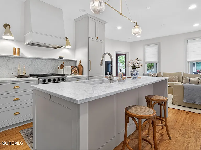 142 Heck Ave — Photo 16