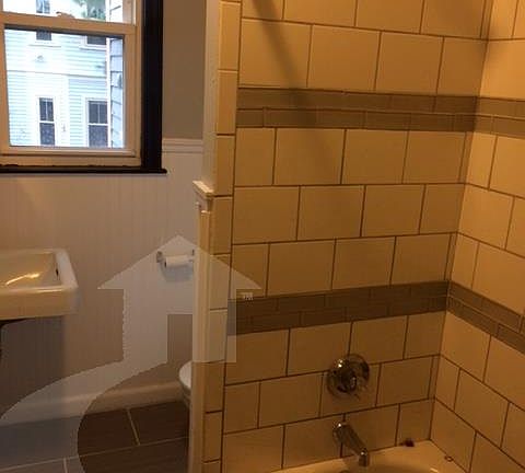 5th image of 169 Highland Ave APT 2