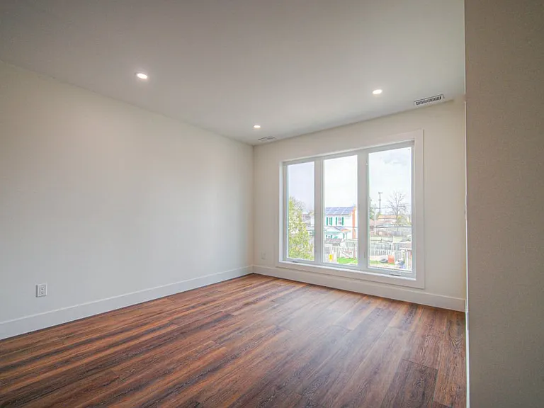 1 Bond St #3 — Photo 2