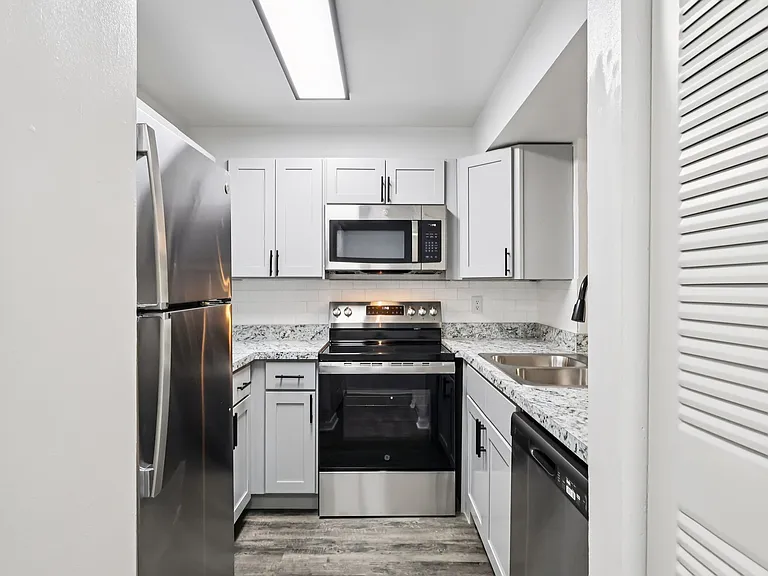 Lakeside Glen Apartments — Photo 6