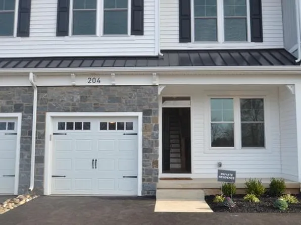 204 Foxhedge Rd, Chalfont, PA 18914