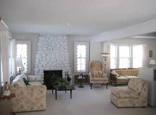 251 Pottawatomi Dr, Fontana, WI 53125