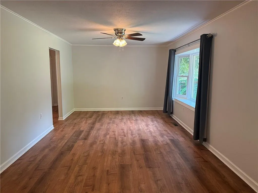 3 bed, 1.0 bath, 1032 sqft, $1,645 — Photo 3