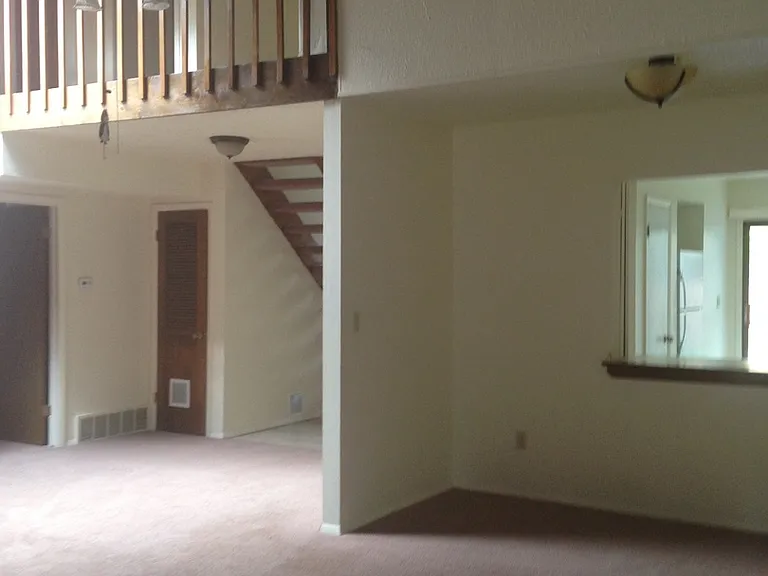 859 Roxwood Ln — Photo 4
