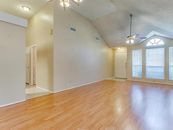 3rd image of 916 Gordon Oaks Dr