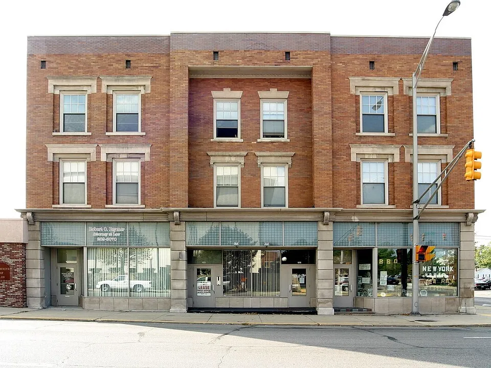 123 N High St