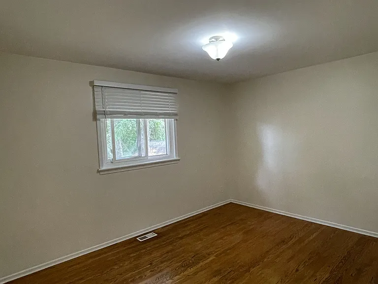 37 E Rutherford Dr #MAIN FLOOR — Photo 16