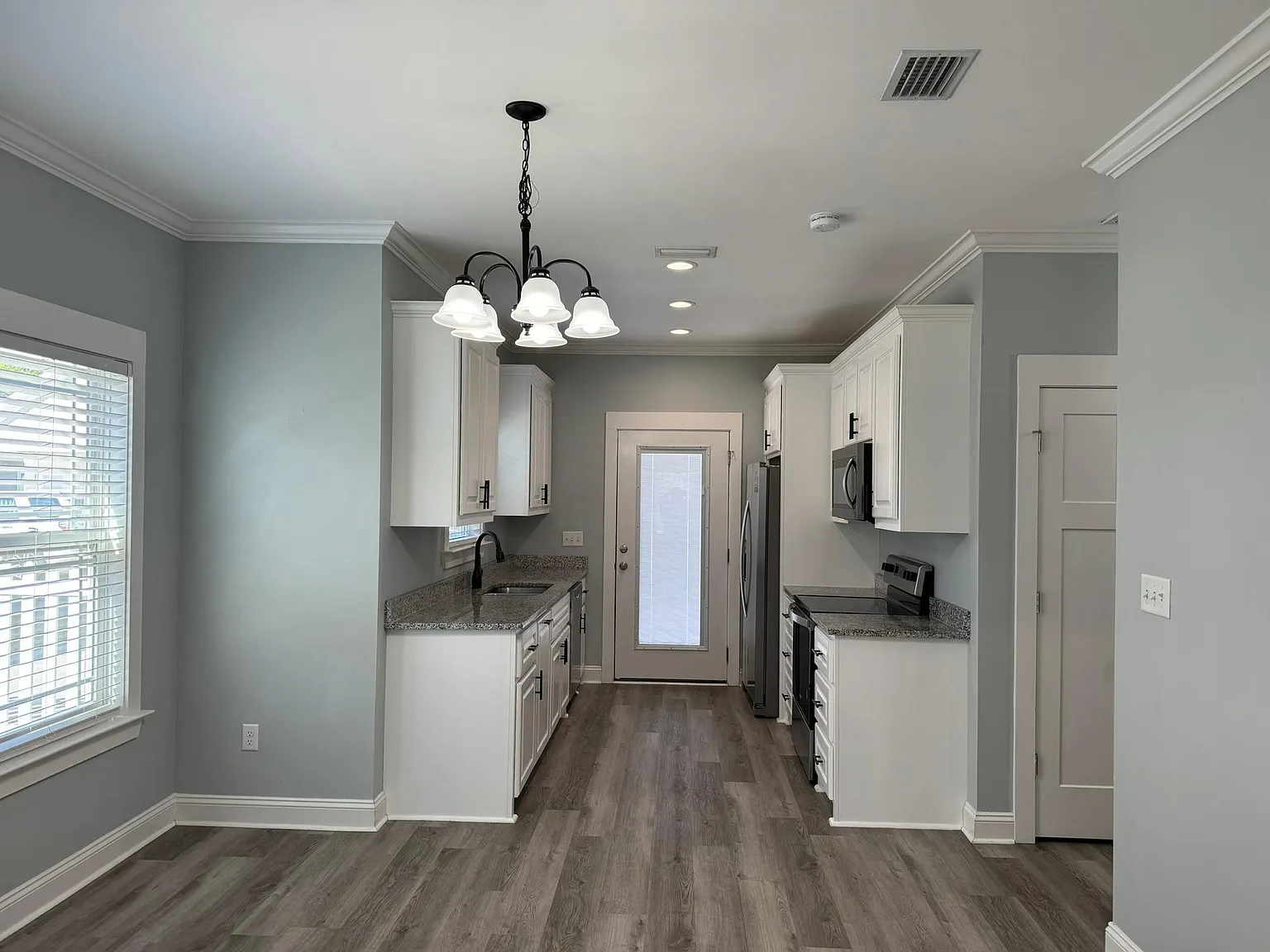 3 bed, 1233 sqft, $1,950 — Photo 4