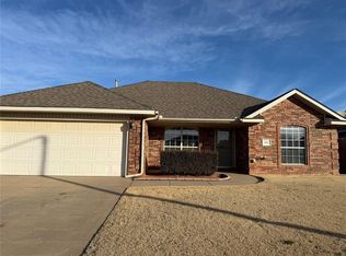 605 E Greenwood Ln, Mustang, OK 73064