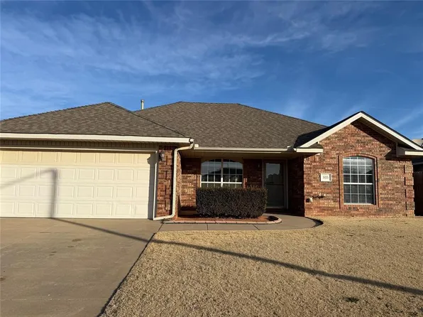 605 E Greenwood Ln, Mustang, OK 73064