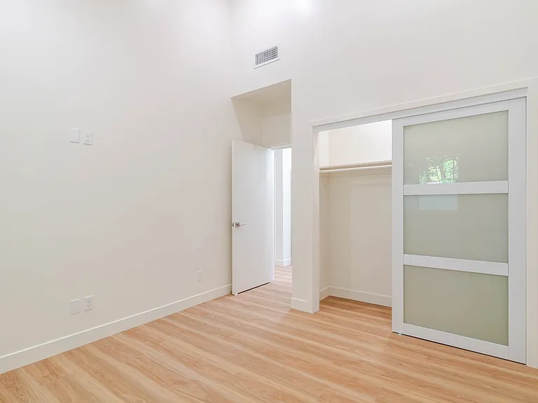 7570 Chaminade Ave — Photo 10