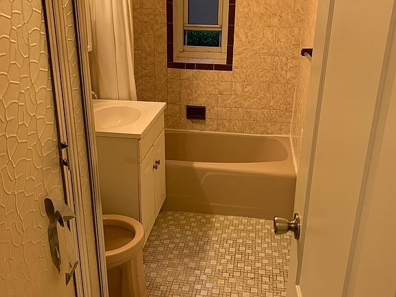 4th image of 68-64 Yellowstone Blvd #15