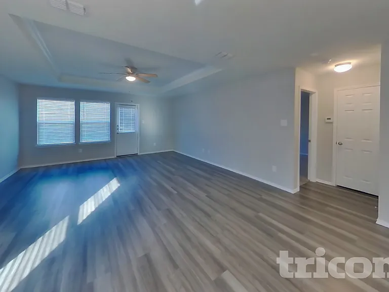 1023 Spofford Dr — Photo 2