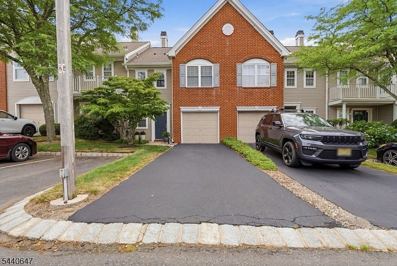 1st image of 28 Dutch Ct