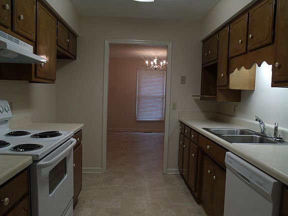 4th image of 306 Gaines Cir