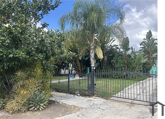 4727 Oakwood Ave — Photo 2