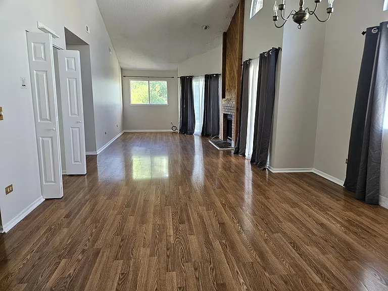 1132 Courtland Dr — Photo 4