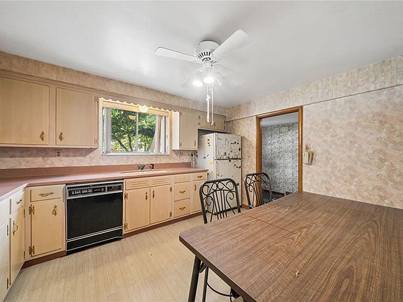 5th image of 285 Tara Dr