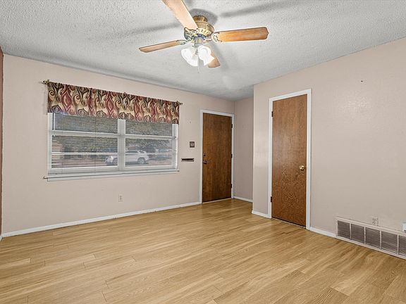 4th image of 406 Poplar St