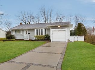 27 Roxbury Dr, Commack, NY 11725