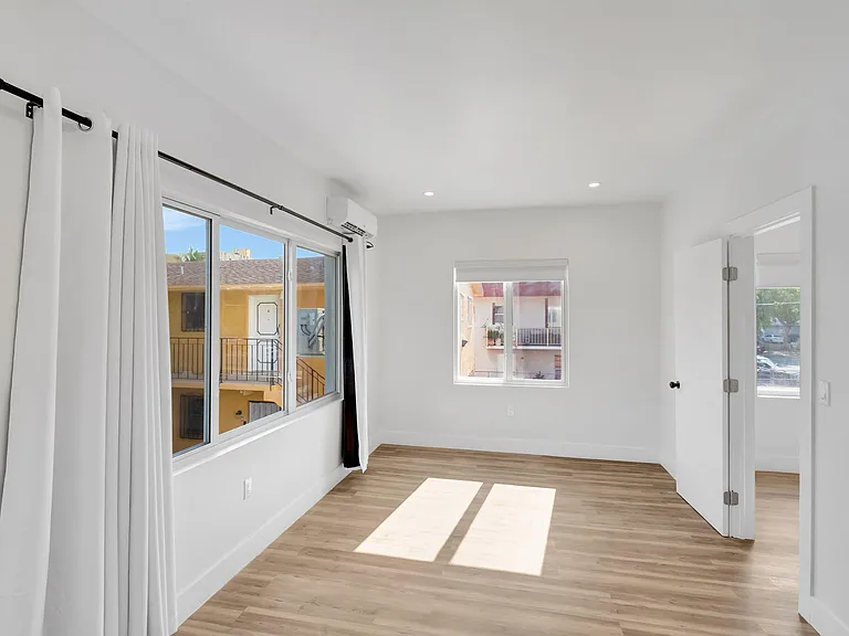 1260 SW 4th St #3 — Photo 3
